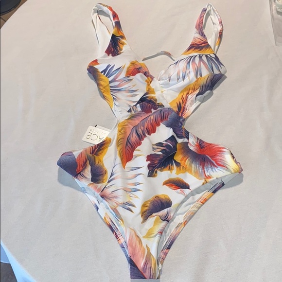 L*Space Monaco One-Piece Sz 6 - Picture 3 of 10